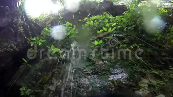 摄像机在瀑布下溅起水滴视频的预览图