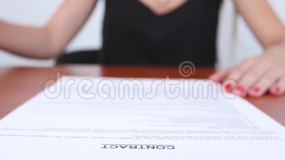 女孩把公司的印章写在合同上关门视频的预览图
