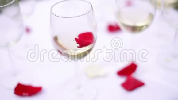 宴会桌上放着香槟的酒杯视频的预览图