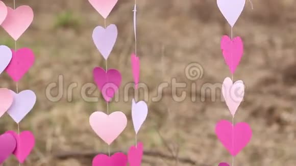 飘扬的粉红纸心花环视频的预览图