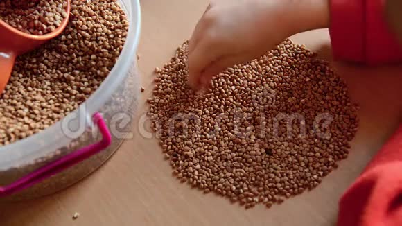 幼儿双手玩荞麦粮食视频的预览图