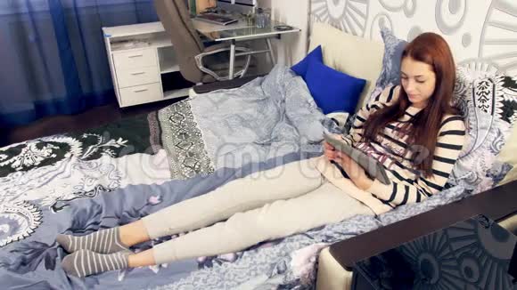 有月经疼痛的女人躺在床上视频的预览图