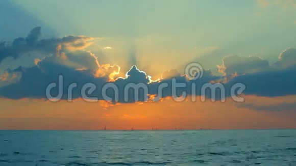 黄昏的太阳落在云后视频的预览图