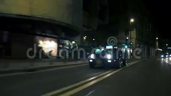 蓝色护卫舰超车和驾车穿越老城区视频的预览图