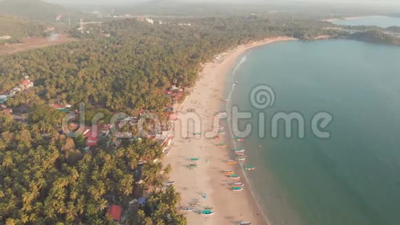 美丽的Palolem海滩鸟瞰景观印度的果阿州视频的预览图