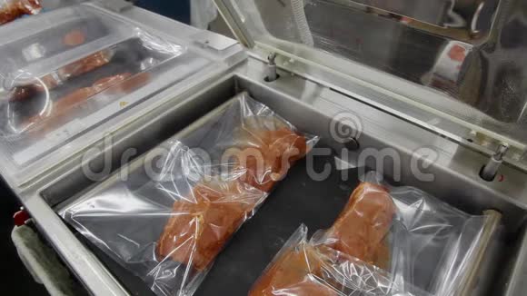 真空包装肉类在工厂视频的预览图