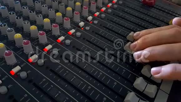 DJ手指控制音频调音台上的声音视频的预览图