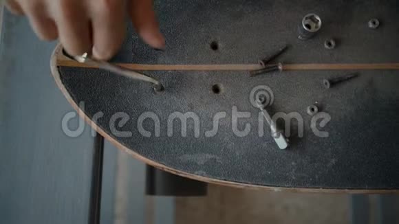 滑板者在车间里做滑板视频的预览图