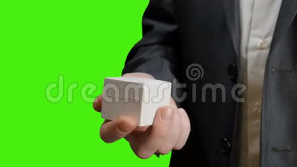 新郎用结婚戒指打开盒子绿色屏幕视频的预览图