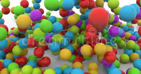 彩色塑料球落下的时间流逝片段视频的预览图