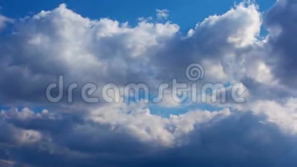 雨云时间流逝美丽的云景后面有大云和太阳光辉的太阳最终冲破视频的预览图