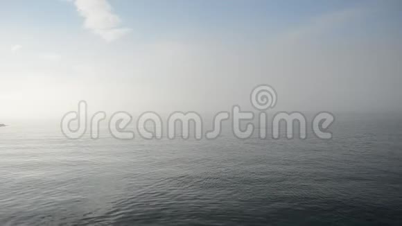 大雾漂浮在蓝色峡湾表面和蓝天上视频的预览图