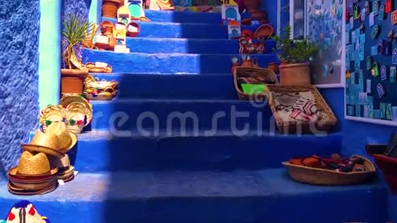 在摩洛哥的Chefchaouen镇的蓝色地中海街道上的楼梯视频的预览图