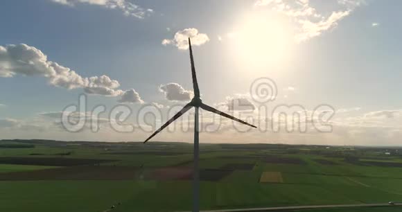 风力发电机的空中景观绿色田野和草地全景背景下风力发电机的景观视频的预览图