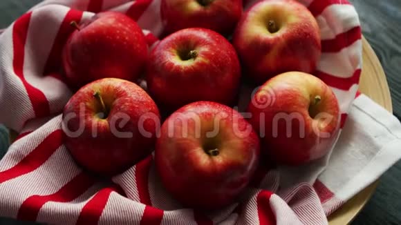 餐巾纸上的新鲜苹果视频的预览图