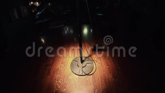 音乐会老式麦克风停留在舞台上的封闭酒吧在聚光灯下视频的预览图