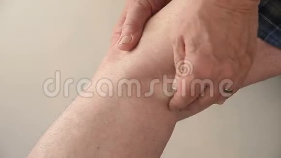 膝后酸痛的人视频的预览图
