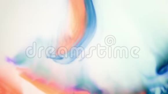 墨水在水里提尔和橙色墨水在水中反应创造抽象的背景视频的预览图