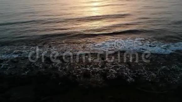 日出时海上海浪的鸟瞰图视频的预览图