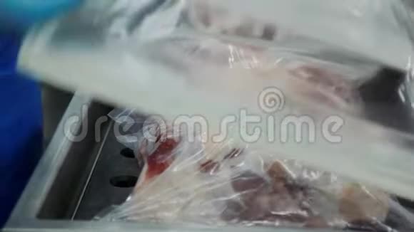真空包装肉类在工厂视频的预览图