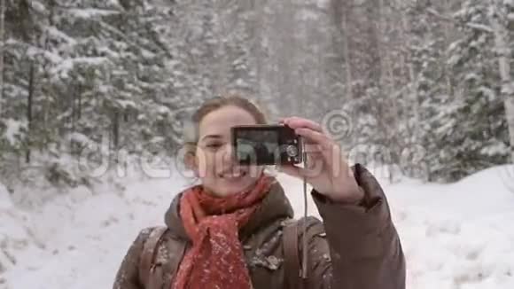 女孩用小相机自拍视频的预览图