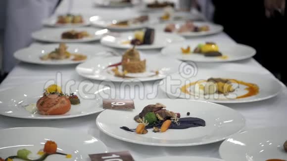 在餐厅厨师竞赛米其林明星餐厅食品活动博览会餐饮竞赛中准备的一套菜肴视频的预览图
