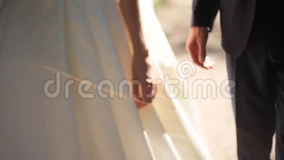 这对新婚夫妇在散步时牵手视频的预览图