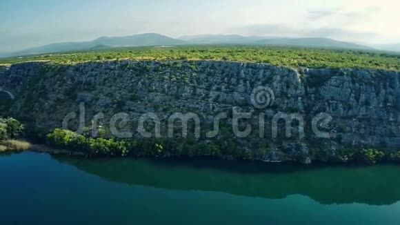 布尔连湖陡峭的悬崖视频的预览图