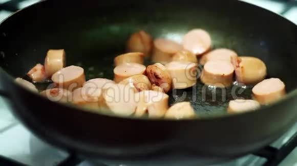 煎锅里的香肠和鸡蛋煎香肠和炒鸡蛋视频的预览图