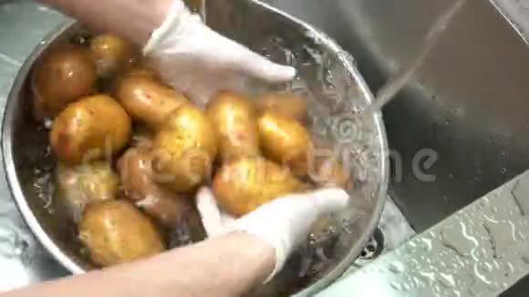 手洗新鲜土豆视频的预览图