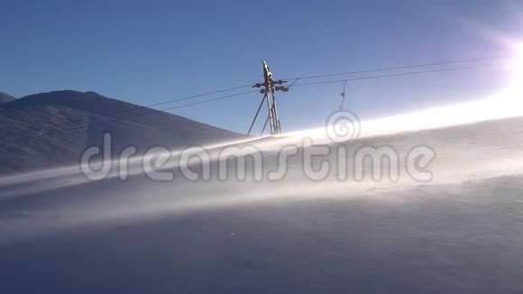 滑雪缆车上山视频的预览图