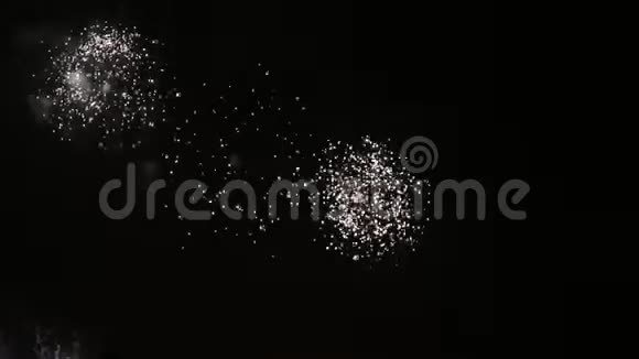 在漆黑的夜晚背景下五颜六色的雨洒着烟花美丽的烟花花在夜空上节日活动视频的预览图