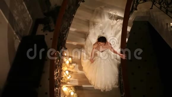 新郎新娘参加婚礼视频的预览图
