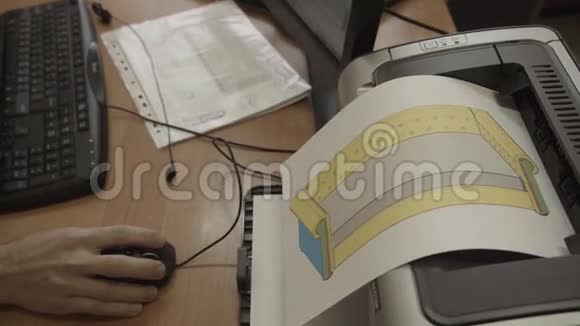 男人从打印机里拿出一张折叠沙发走出一张办公桌视频的预览图