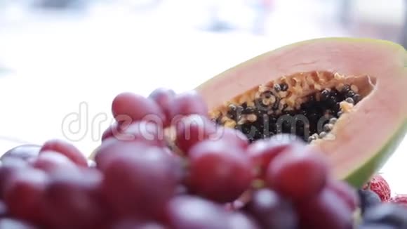 葡萄木瓜草莓和一杯葡萄酒组成视频的预览图