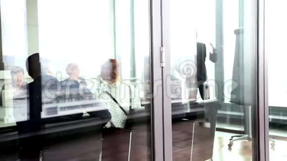 商人用玻璃墙后面的挂图做演讲视频的预览图