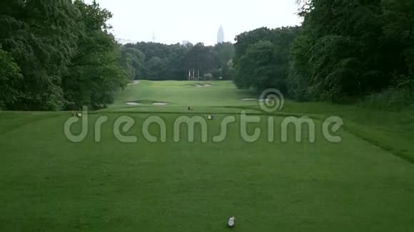 以法兰克福为背景的高尔夫球场视频的预览图