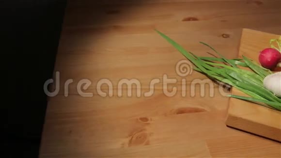 一块木板上有多种蔬菜视频的预览图