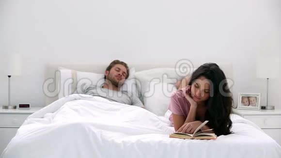 女人一边看书一边拍档睡觉视频的预览图