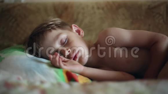 小男孩在睡觉视频的预览图