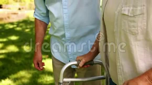 退休男子与妻子步行使用步行机视频的预览图