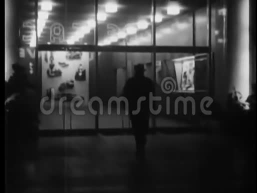夜间进入大楼后景视频的预览图