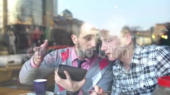 两个年轻人在咖啡馆里的创意会议视频的预览图