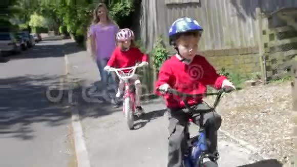 孩子们骑着自行车和母亲一起上学视频的预览图