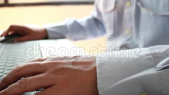 商人用模糊的焦点在笔记本电脑键盘上打字视频的预览图