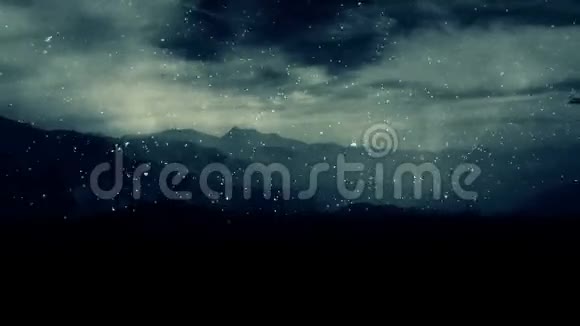 巨龙在高山上的暴风雪下飞翔视频的预览图