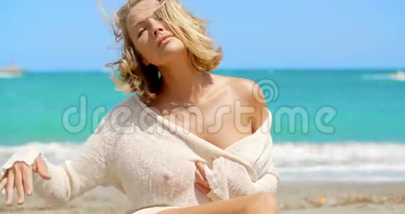 沙滩上穿着封面的金发女郎视频的预览图