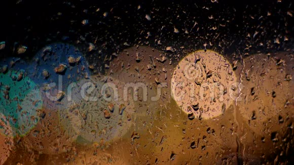 雨滴顺着窗户玻璃往下流视频的预览图