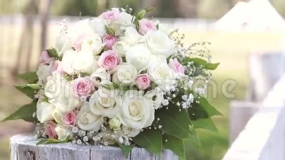 婚礼的玫瑰花放在篱笆上视频的预览图