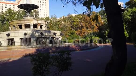 喷泉在莫斯科国立大学主楼前广场视频的预览图